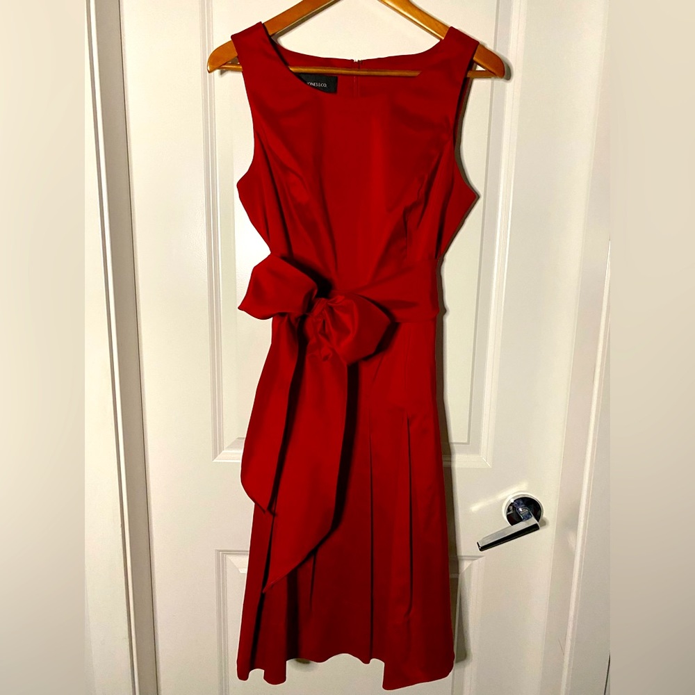 Jones & Co. boat neck, sleeveless, empire waist, lined dress with pockets.